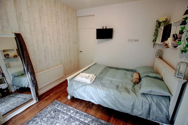 Stunning Double bedroom with Access to Garden  Main Photo