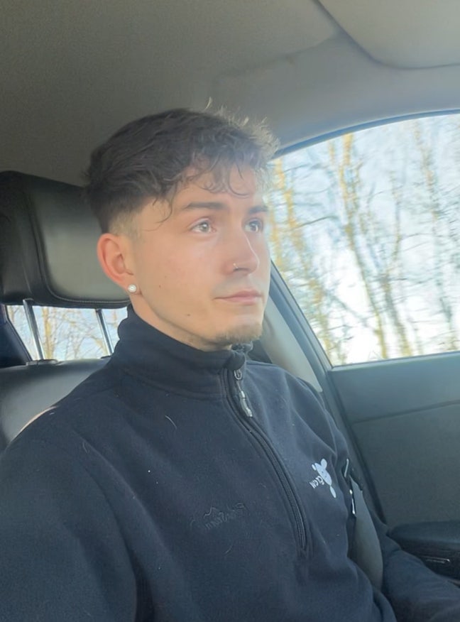 Looking for a room/house share/ buddy up Main Photo