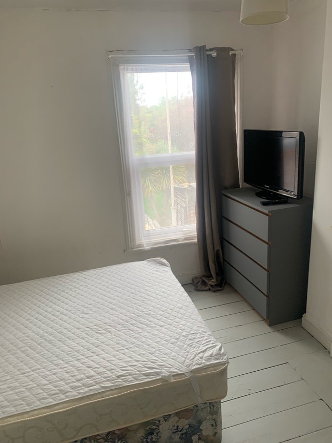 Double Room (1 Person) 2 Mins to College Main Photo