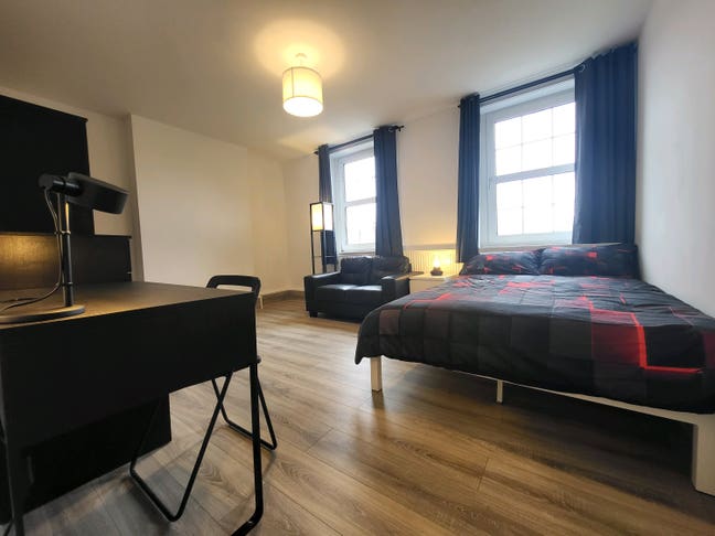2 Huge Double Room in a Newly Renovated Flat Main Photo