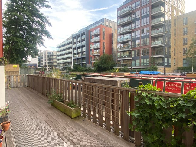 Contemporary Canal-Side Living with Private Garden Main Photo