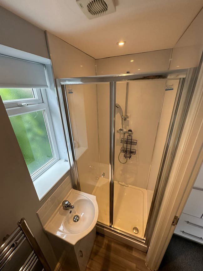 Modern En-Suite Room – All Bills Included Main Photo