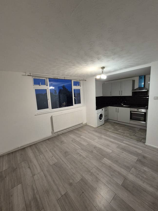 Spacious 3-bedroom flat with a private garden Main Photo