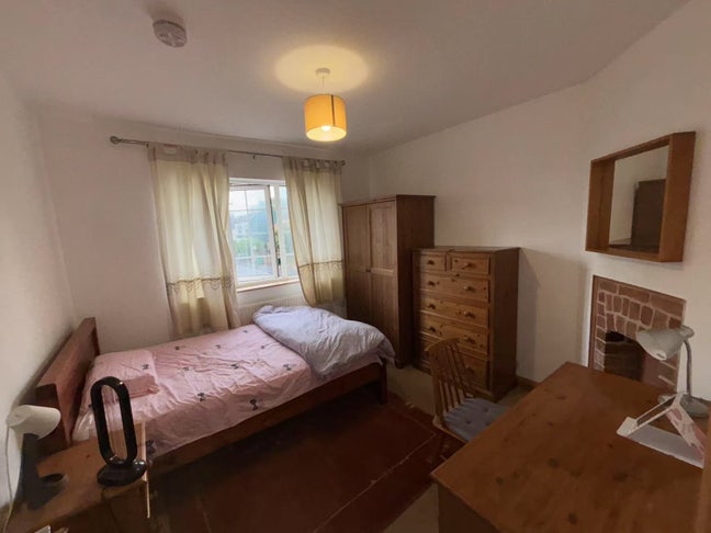 Near QMC and Park campus cozy and safty room Main Photo