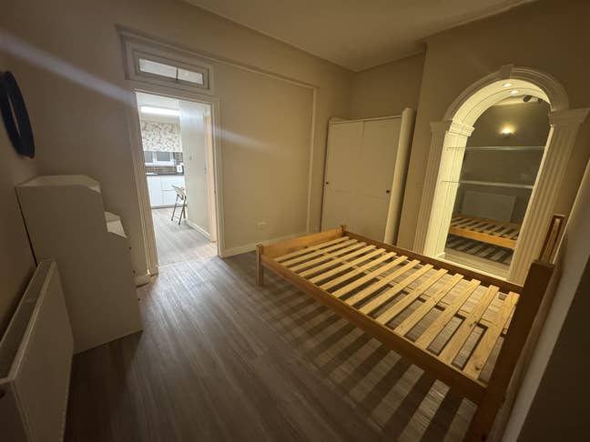 Modern Studio + Garden | All Bills | Gants Hill Main Photo