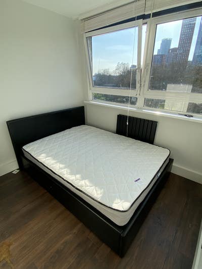 Lovely room in peaceful flat share Main Photo