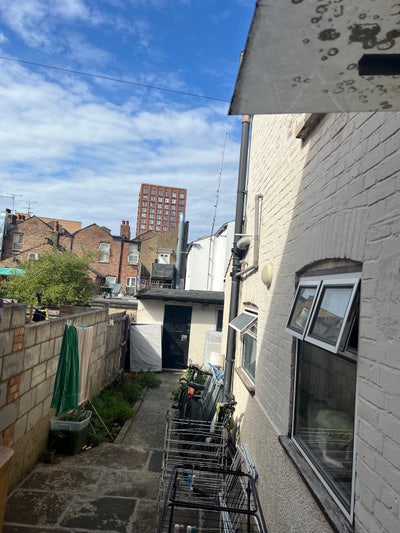 Room for rent  in West Hendon  Main Photo