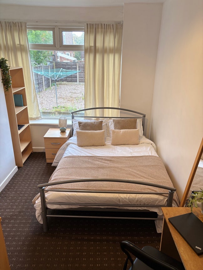 En-suite Room in Spacious Shared Home incls Bills Main Photo