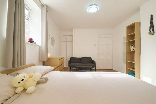 Double Room in All-Female Social House Main Photo