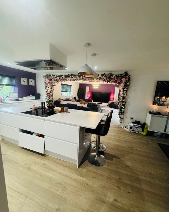 Stunning eu suite room in beautiful family home Main Photo