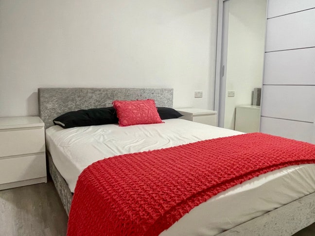 Large double bedroom en-suite for couple  Main Photo