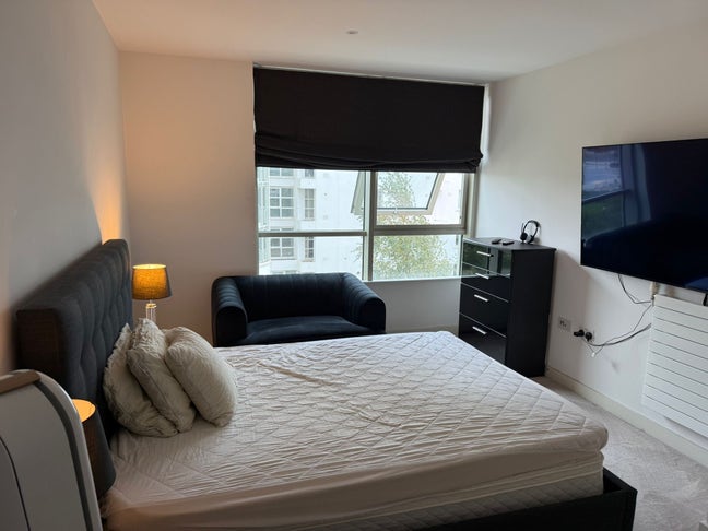 En-suite in a modern flat - Gym & Pool Facilities Main Photo