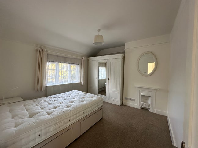 Double room, all bills incl, cleaner & parking Main Photo