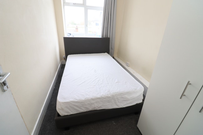 Last economic rooms in Grove Park SE12 - move ASAP Main Photo