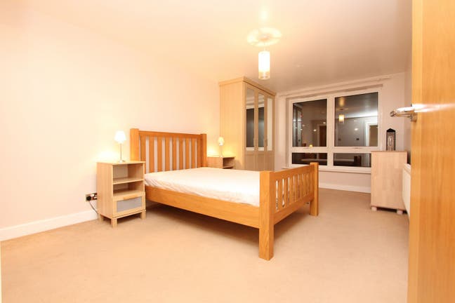 Last large en-suite in Canary Wharf E14 for May Main Photo