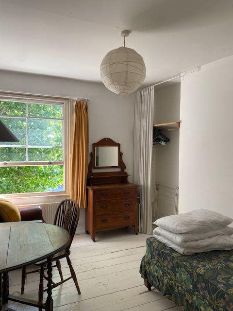 Room in artistic, sociable, cosmopolitan household Main Photo