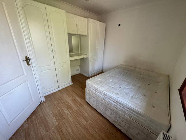 Room available for two boys/ girls or couple  Main Photo