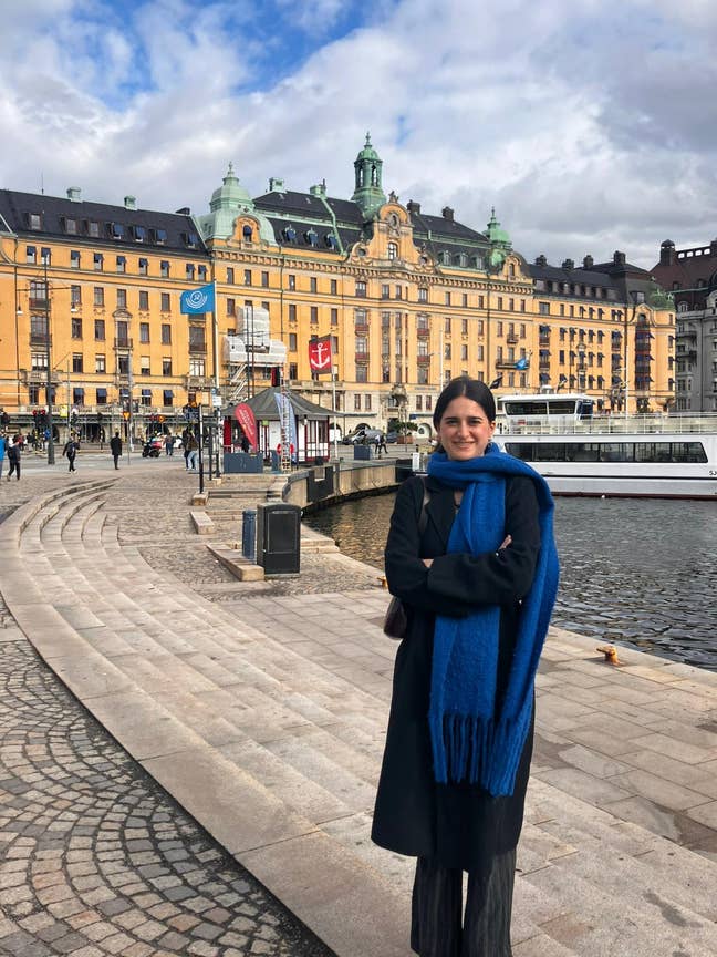 Mexican girl recently gradtd looking for a room  Main Photo