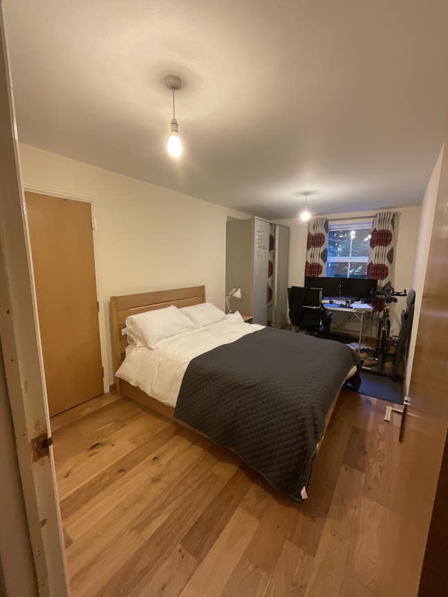 Large Double Bed. Room With En Suite Main Photo