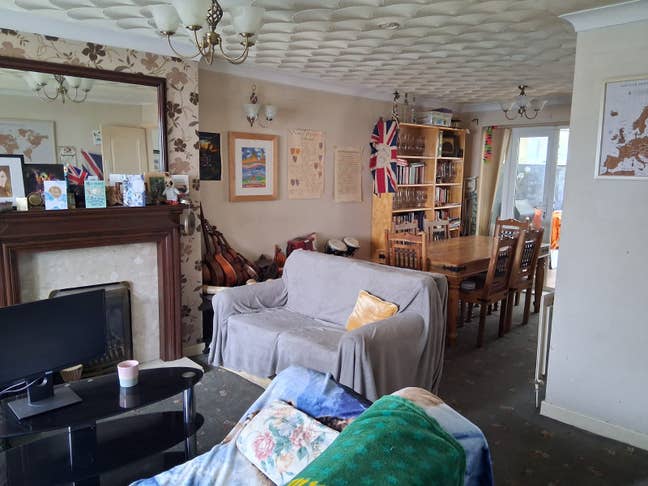 Double room available in spacious 3 bed semi. Main Photo