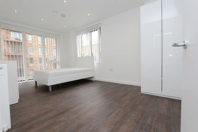 Last large modern rooms in Docklands E16 - October Main Photo