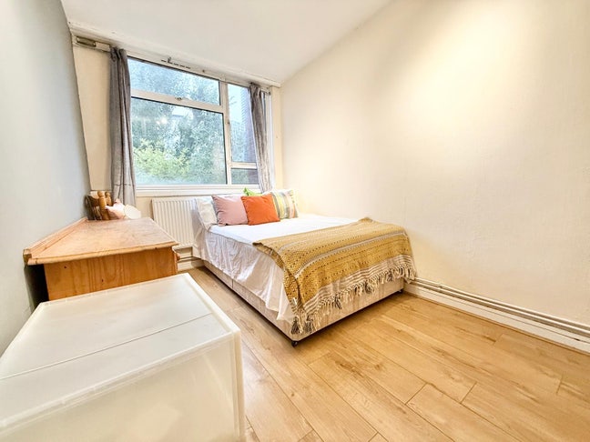 3 Comfy Rooms - Close to DLR - Stores Nearby Main Photo