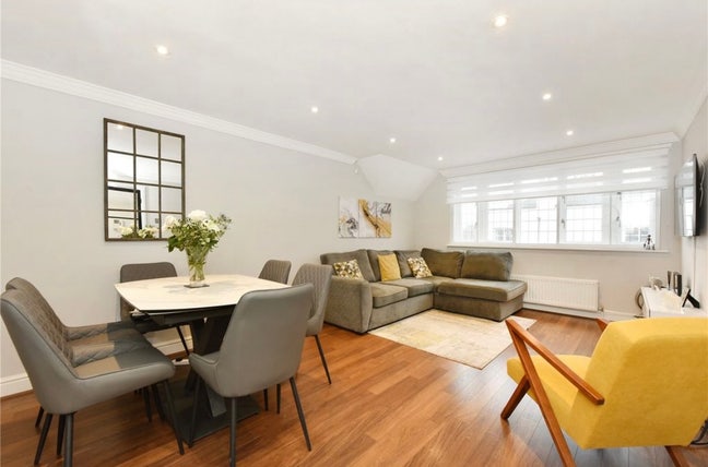 Big 2 bed 2 bath with car park  Main Photo
