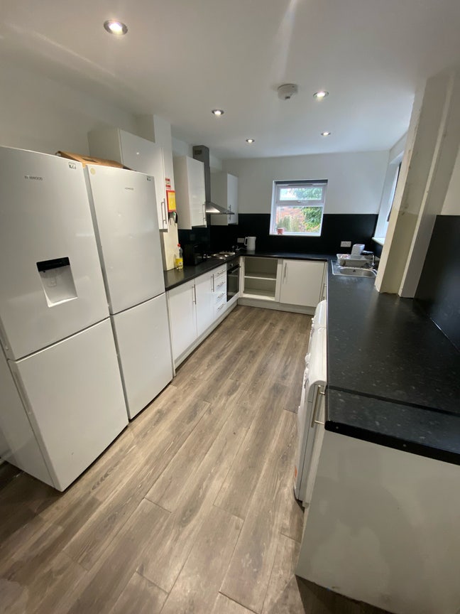 For Rent: 5 Bedrooms house Furnished  Main Photo