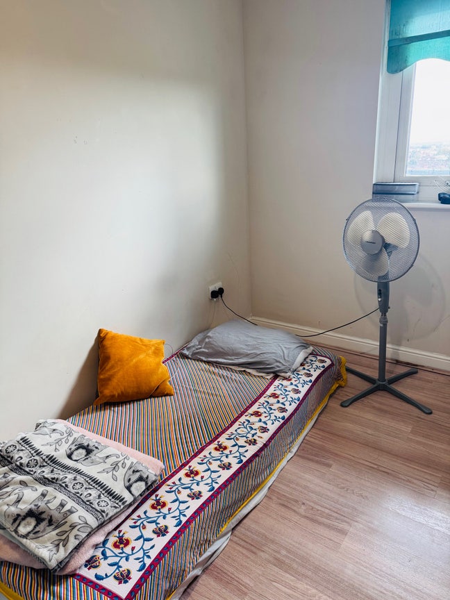1 bed room avail to share in a flat 7827050192(uk) Main Photo