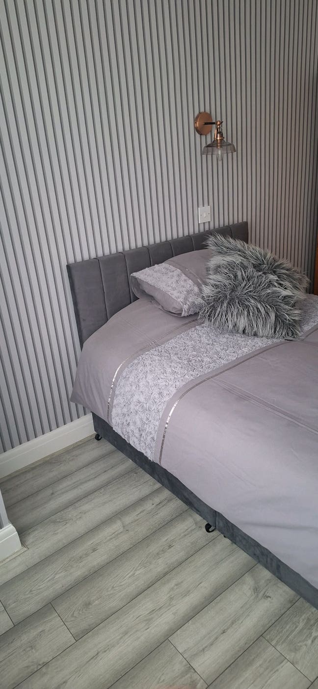 Clean newly decorated room ONLY Main Photo