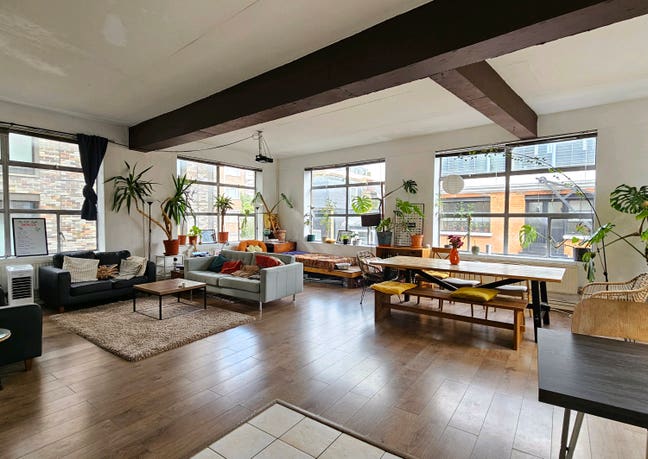 Double room in light, spacious, leafy loft flat  Main Photo