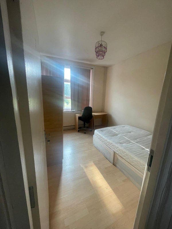 Spacious room in Mile End (£700-750 pcm) Main Photo