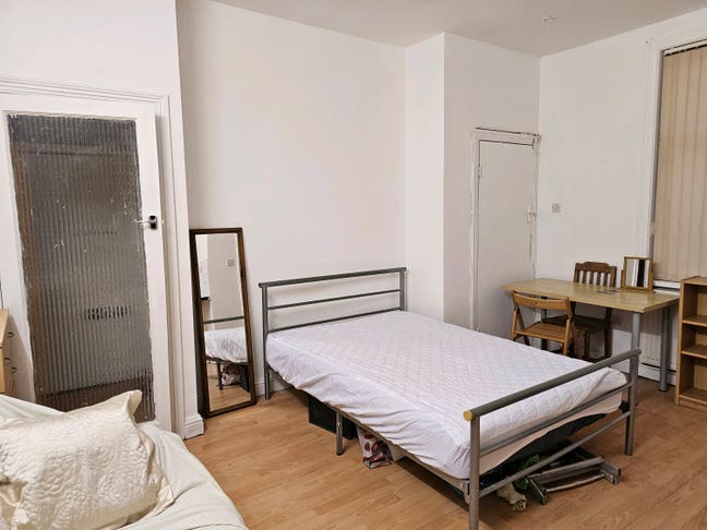 Studio Flat £390pcm Private bath+Kitchen Main Photo