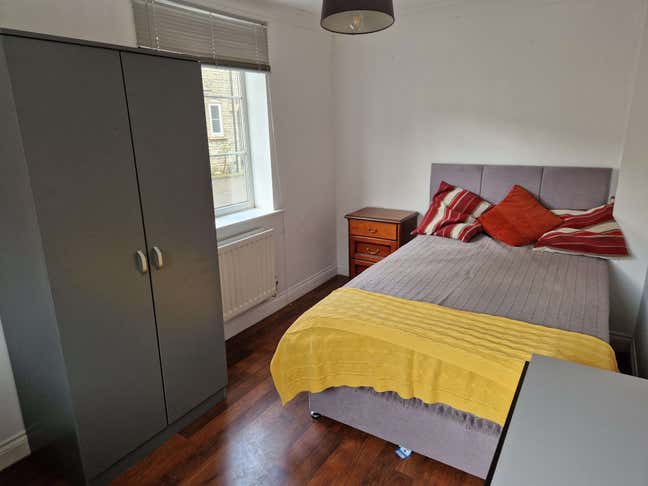Room in large shared house Main Photo
