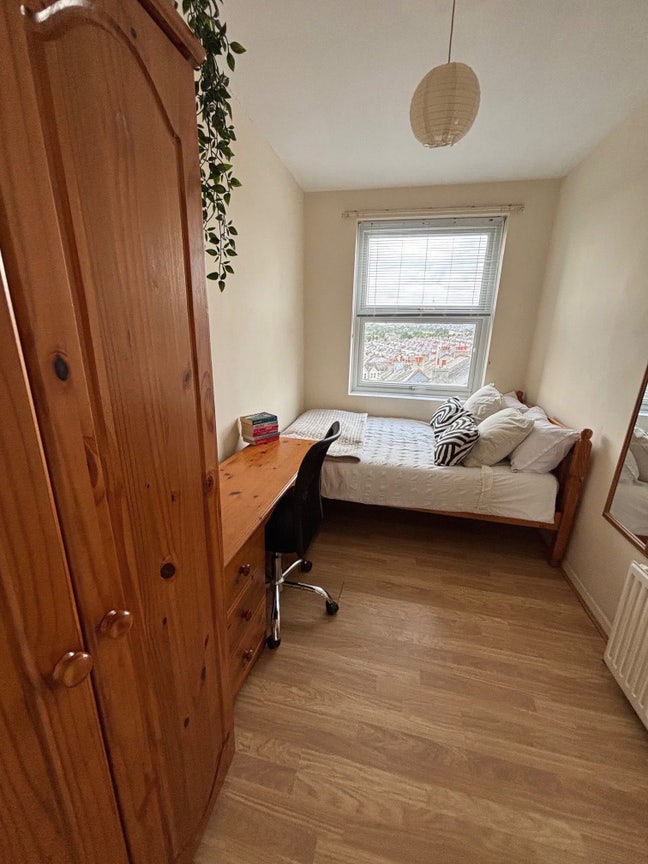 Room available immediately opposite university! Main Photo