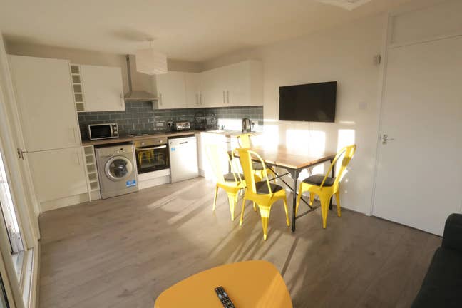 Looking for space, comfort & touch of Luxury? Main Photo