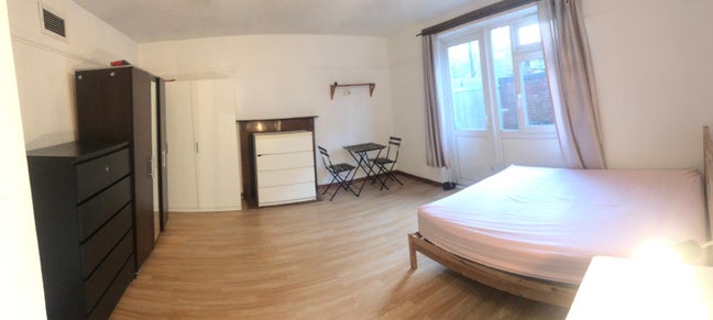 Large Double with Private Garden 5 min to Wesffery Main Photo