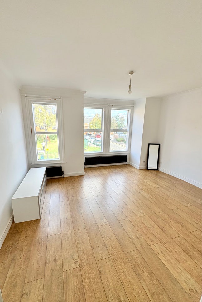Two Bedroom Apartment located near Slough Station Main Photo