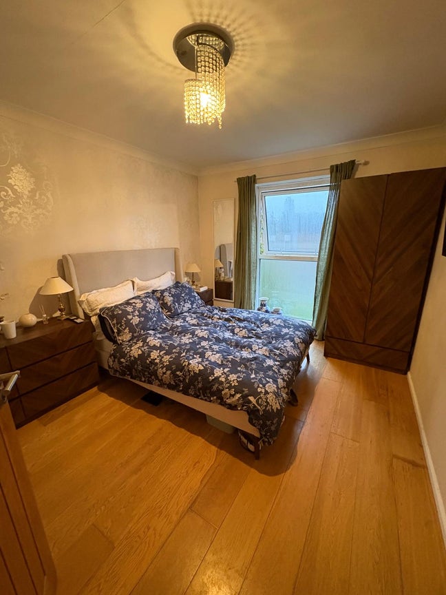 Large Double Room Close to Town Centre    Main Photo