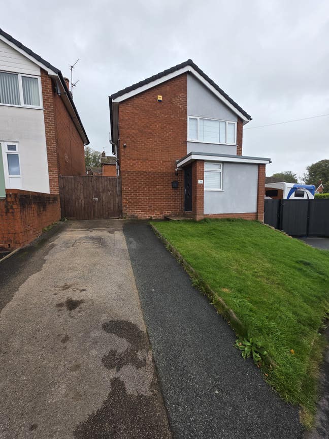 Clean and tidy house. Not long had a full refurb.  Main Photo