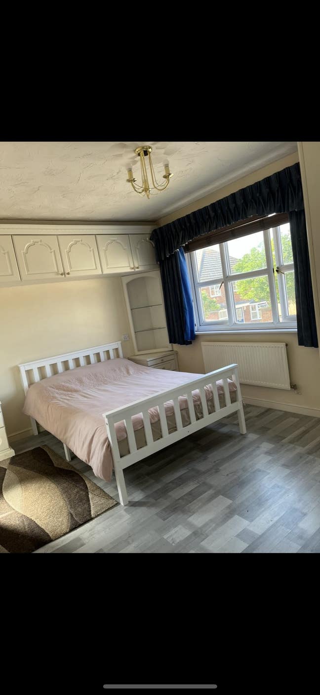 Furnished double en suite room for rent Main Photo