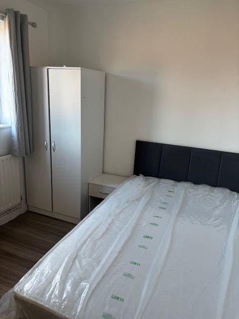 Small double En-suite room available at Neath Hill Main Photo