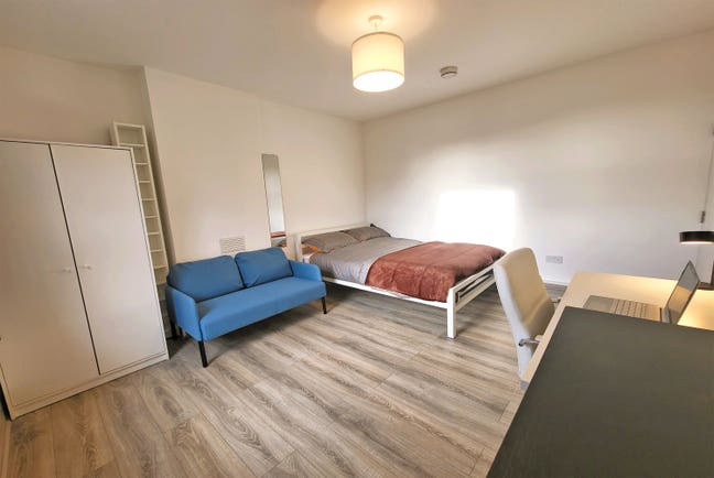 2 Huge Double Room in a Newly Renovated Flat Main Photo