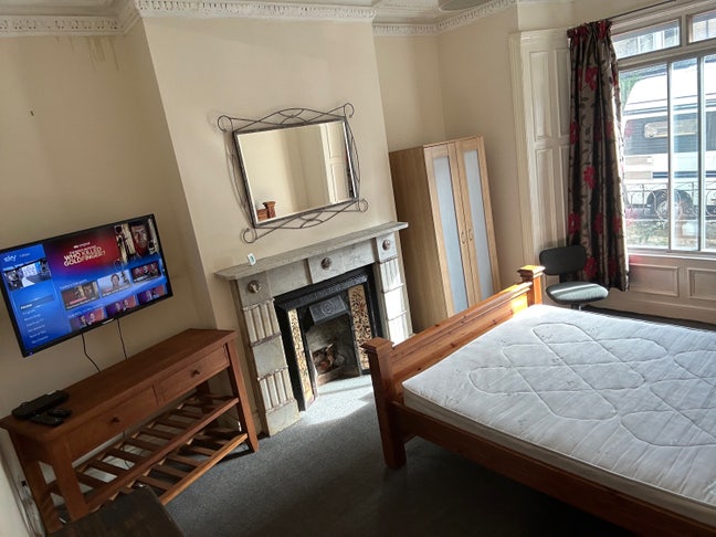 Large room in Heaton with Sky   Main Photo
