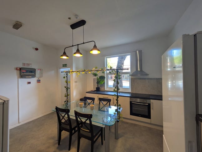 💥 Modern living on mansfield Rd  Main Photo