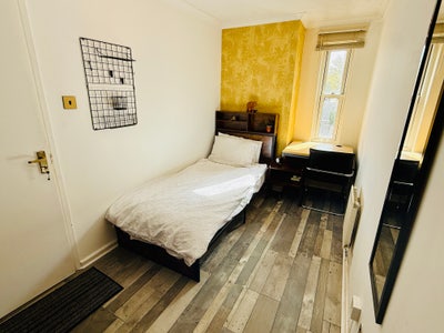  single room with ensuite CMK Main Photo