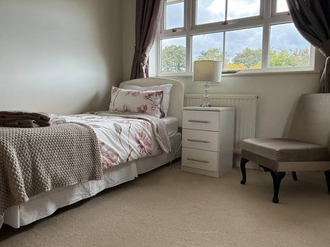 Martins Heron :    Mon-Fri room available Main Photo