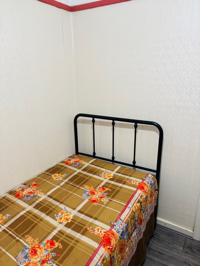 Single room to rent . 6 mins walk from Fairlop  Main Photo