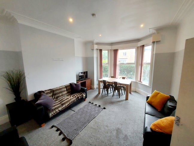 7 bedroom house available to individuals Main Photo