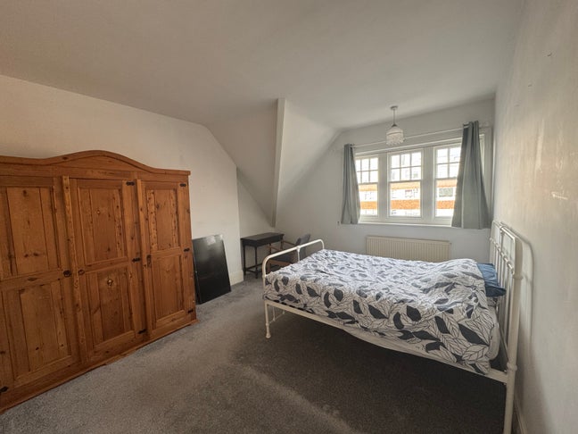 Spacious town centre room, 3 min from Station Main Photo